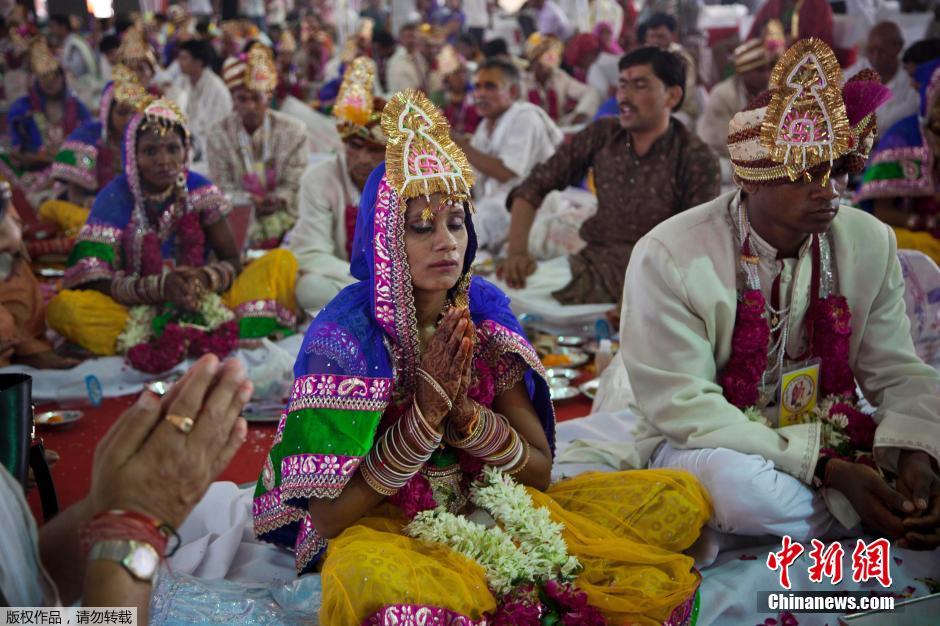 當(dāng)?shù)貢r(shí)間2014年6月15日,印度新德里,印度政府為數(shù)百對(duì)貧困新人舉辦集體婚禮。