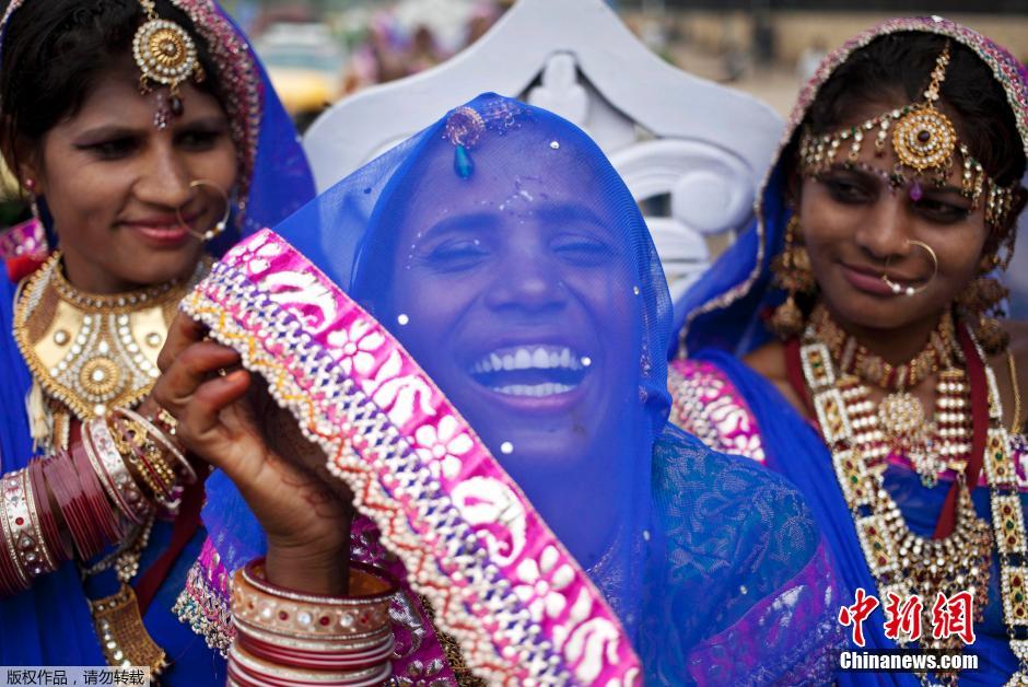 當(dāng)?shù)貢r(shí)間2014年6月15日,印度新德里,印度政府為數(shù)百對(duì)貧困新人舉辦集體婚禮。