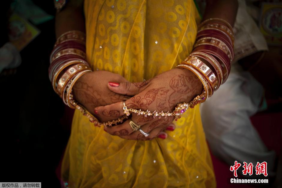 當(dāng)?shù)貢r(shí)間2014年6月15日,印度新德里,印度政府為數(shù)百對(duì)貧困新人舉辦集體婚禮。