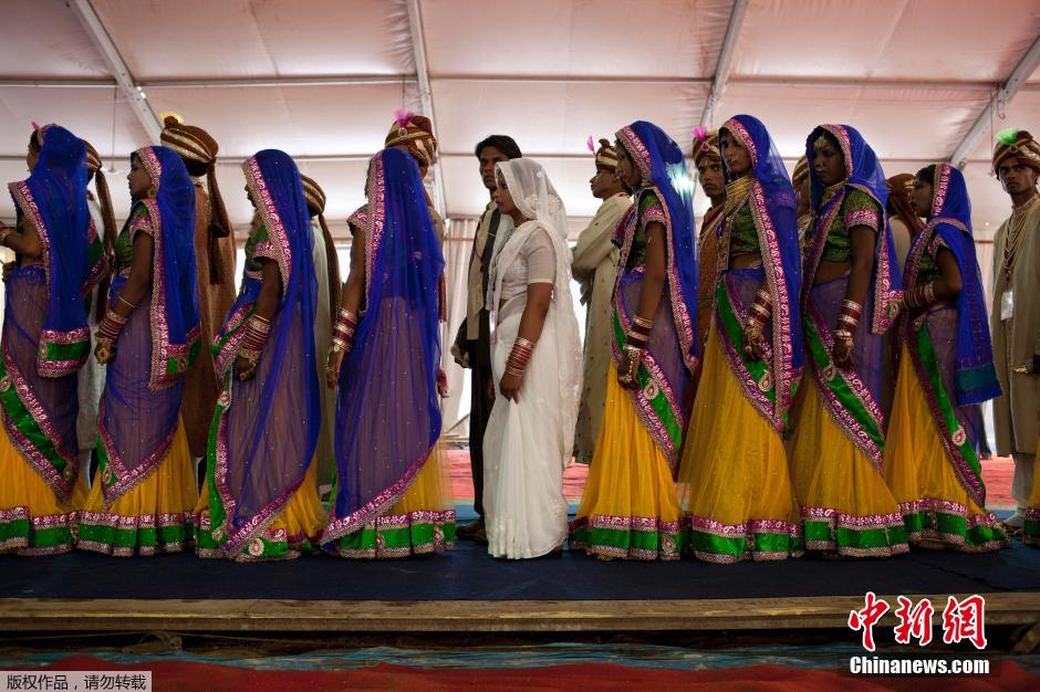 當(dāng)?shù)貢r(shí)間2014年6月15日,印度新德里,印度政府為數(shù)百對(duì)貧困新人舉辦集體婚禮。