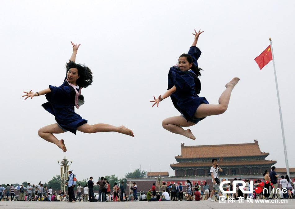 幾名打?qū)W生天安門廣場創(chuàng)意留影。圖片來源：金聞/CFP