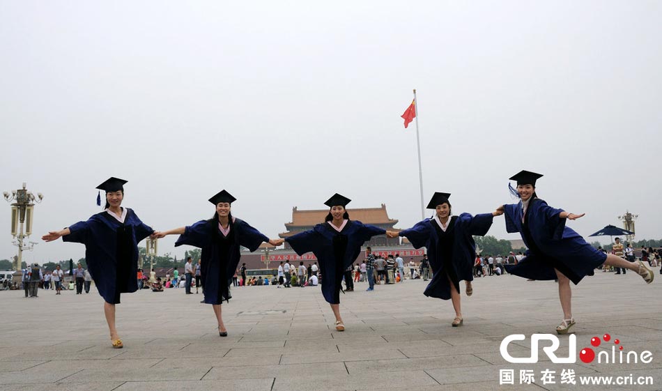 幾名打?qū)W生天安門廣場創(chuàng)意留影。圖片來源：金聞/CFP