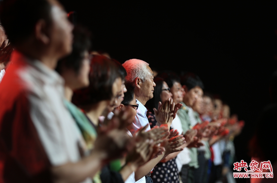 中央電視臺“時代楷模”發(fā)布廳，觀眾起立為“編外雷鋒團”鼓掌。