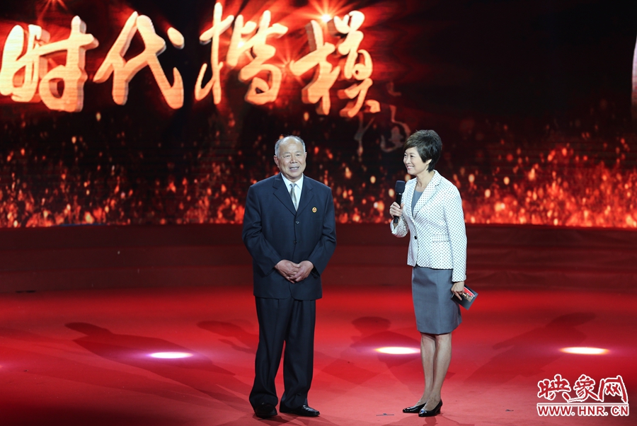 河南鄧州“編外雷鋒團”團長，在“時代楷?！卑l(fā)布廳接受敬一丹訪問。