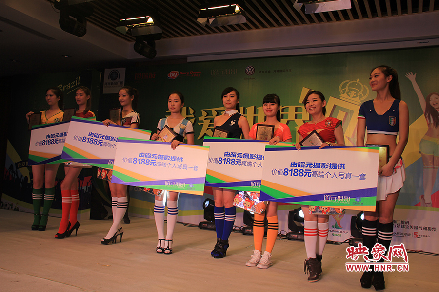 18位足球佳麗通過自我列紹、旗袍走秀、球衣展示三輪比拼，最終8位選手成功勝出。