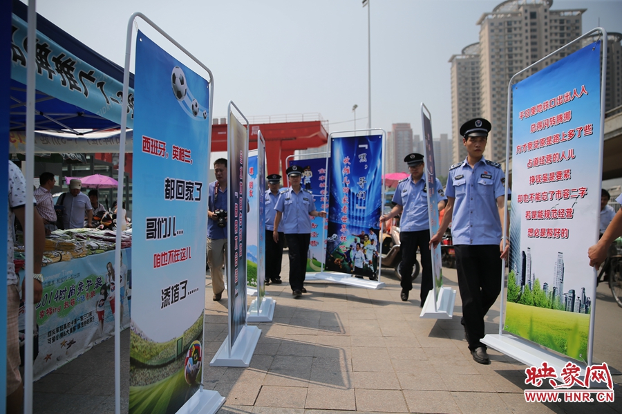 “平日里地鐵口出出入入，總得閃轉(zhuǎn)騰挪......”