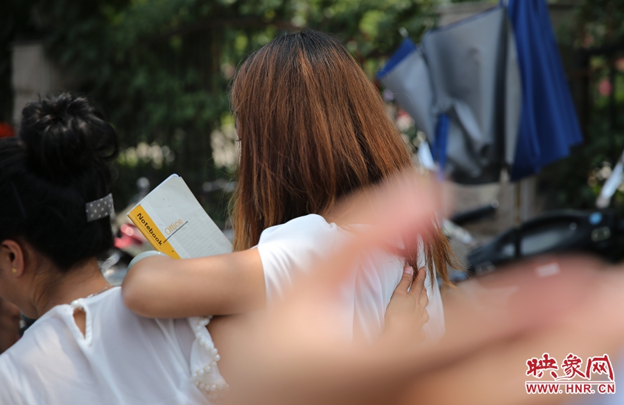 兩名看守攤位的女孩見記者拍照離開現(xiàn)場。