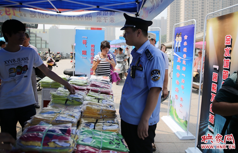 執(zhí)法人員勸導(dǎo)看守攤位的人員搬離，停止非法占道經(jīng)營。