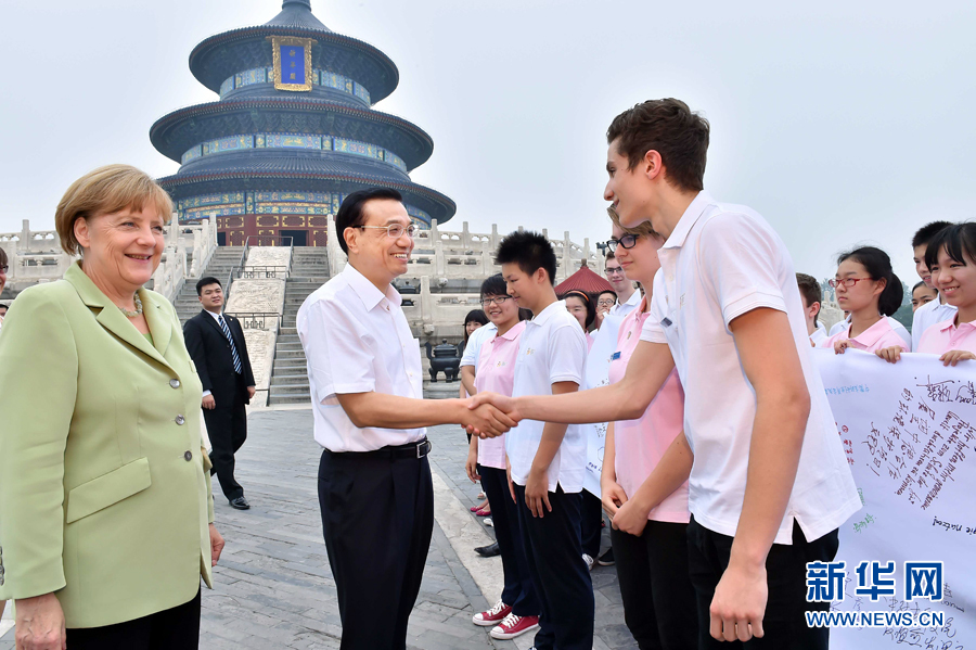 李克強(qiáng)同默克爾與青少年代表親切交流。