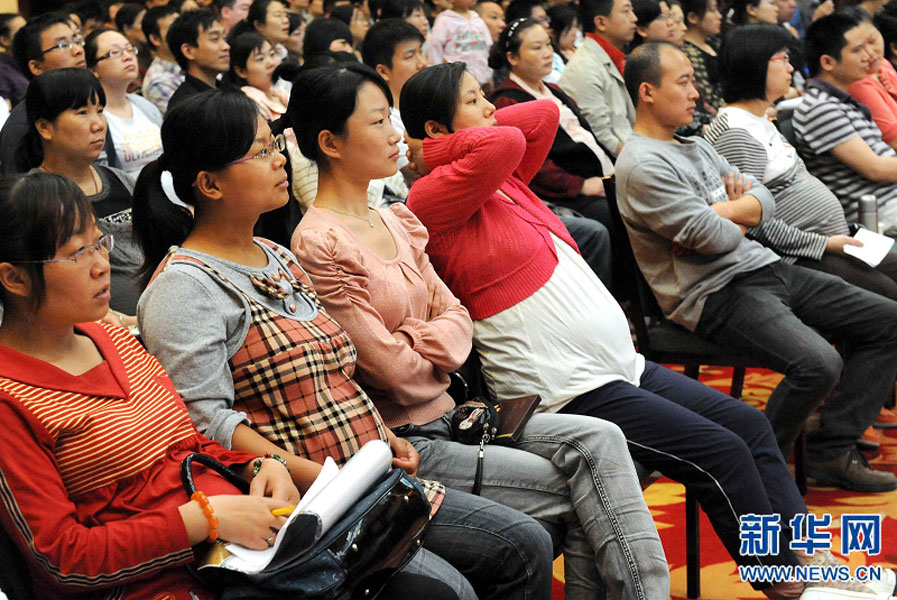 “準(zhǔn)媽媽”和“準(zhǔn)爸爸”們在鄭州市舉行的一場金色“孕”律音樂會現(xiàn)場欣賞搖籃曲（2011年5月8日攝）。