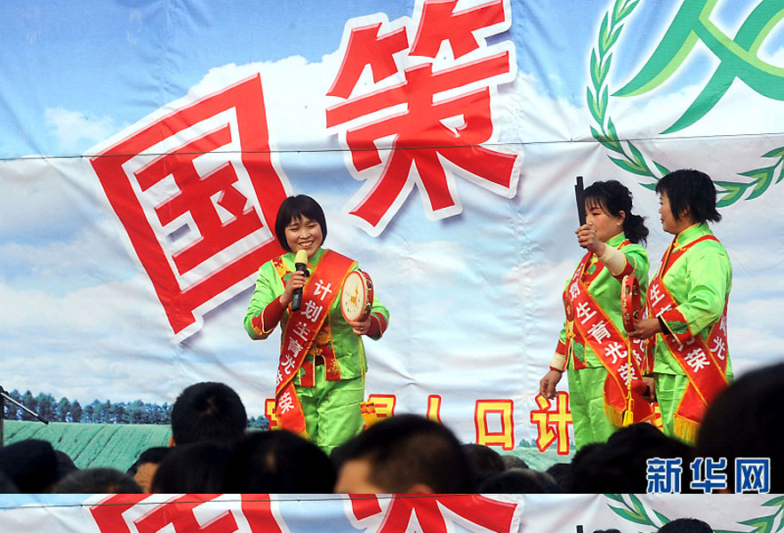 說唱演員在河南省寶豐縣街頭宣傳計劃生育政策（2008年2月19日攝）。