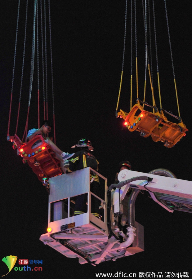 大連高空游樂設(shè)施出故障 游客被困20米高空 大連高空游樂設(shè)施出故障 游客被困20米高空