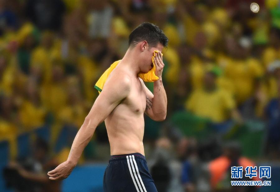 7月4日，哥倫比亞隊(duì)球員羅德里格斯退場時(shí)掩面而泣。