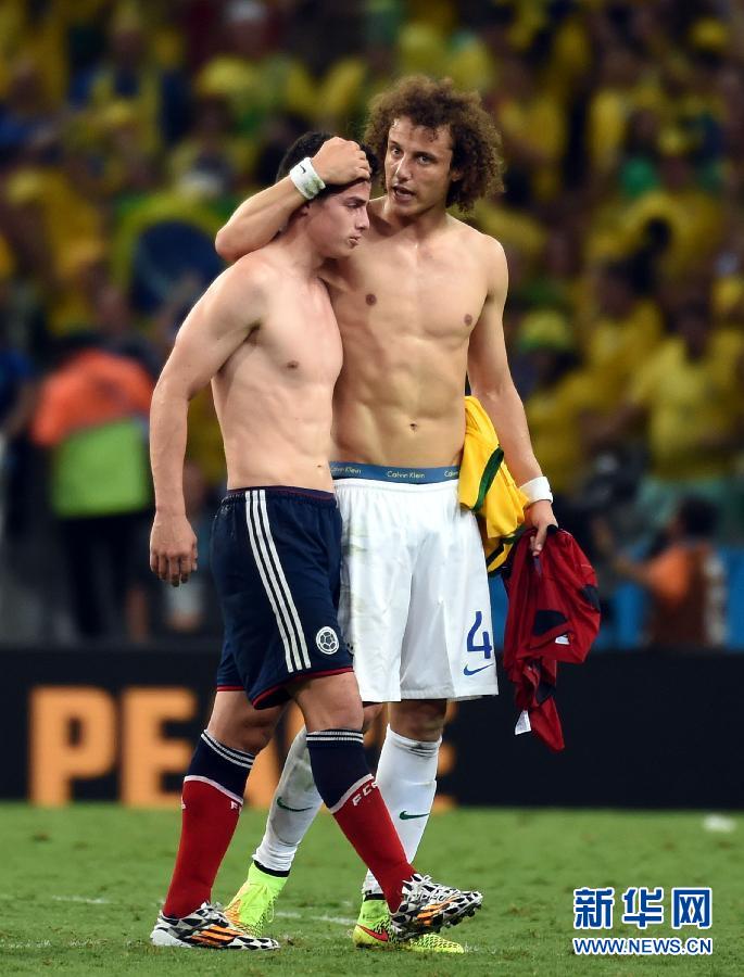 圖為7月4日，巴西隊(duì)球員路易斯（右）賽后安慰哥倫比亞隊(duì)球員羅德里格斯。