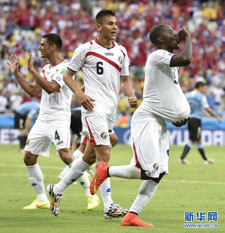 6月14日，哥斯達(dá)黎加隊(duì)球員喬·坎貝爾（右一）進(jìn)球后將足球塞進(jìn)衣服內(nèi)慶祝。