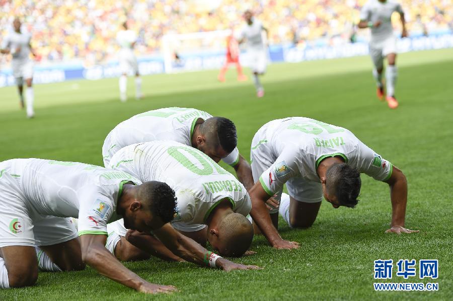 6月17日，阿爾及利亞隊(duì)球員蘇·費(fèi)古利（左二）罰入點(diǎn)球后與隊(duì)友慶祝。