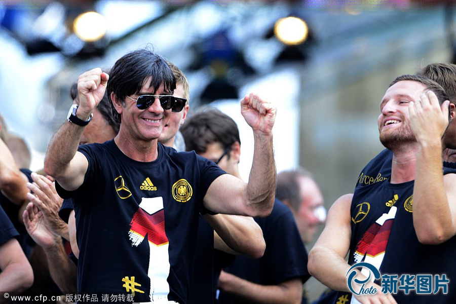 當(dāng)?shù)貢r(shí)間2014年7月15日，德國(guó)柏林，德國(guó)隊(duì)歸國(guó)舉行奪冠巡游