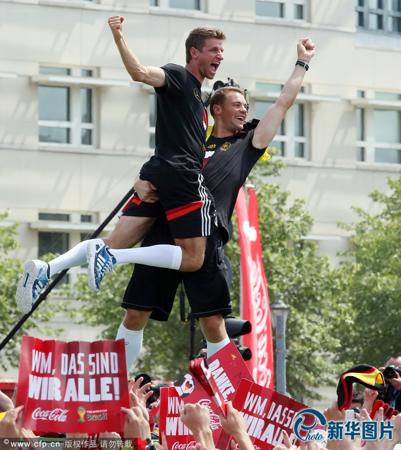 當(dāng)?shù)貢r(shí)間2014年7月15日，德國(guó)柏林，德國(guó)隊(duì)歸國(guó)舉行奪冠巡游