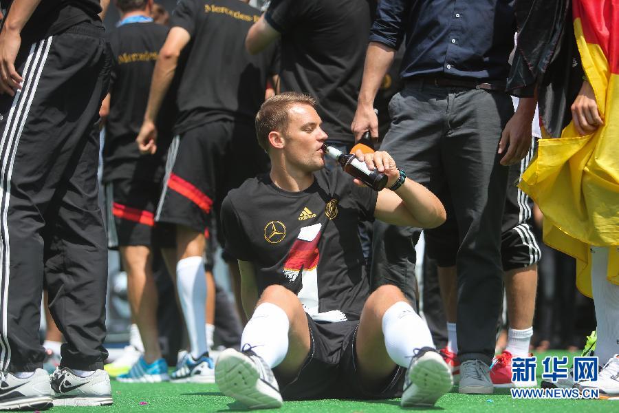 當(dāng)?shù)貢r(shí)間2014年7月15日，德國(guó)柏林，德國(guó)隊(duì)歸國(guó)舉行奪冠巡游