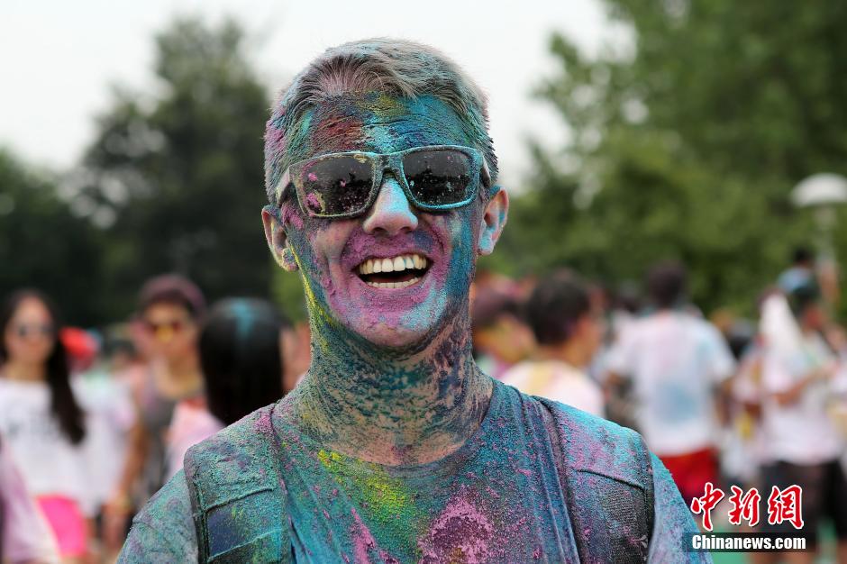 7月19日,參加彩虹跑的年輕人沖向終點(diǎn)后合影。