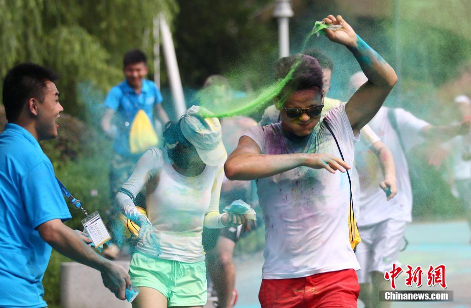 7月19日,參加彩虹跑的年輕人沖向終點(diǎn)后合影。