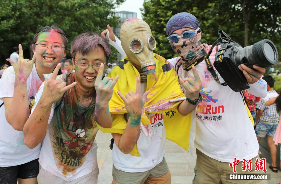 7月19日,參加彩虹跑的年輕人沖向終點(diǎn)后合影。