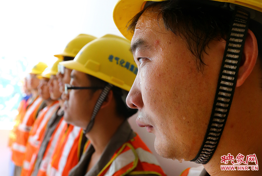 入伏的天氣里，一套工裝穿在身上，即使不動(dòng)也是滿頭大汗