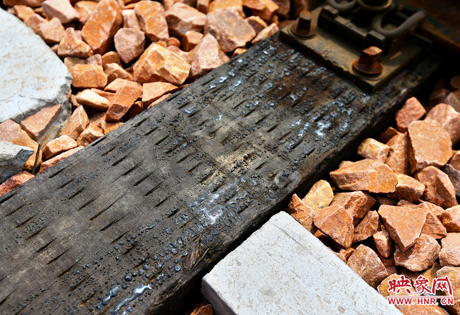 烈日的烘烤下，枕木上的瀝青已經(jīng)被曬化