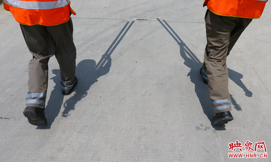 中午時(shí)分，烈日當(dāng)頭，在滾燙的水泥地面上投下了小小的身影