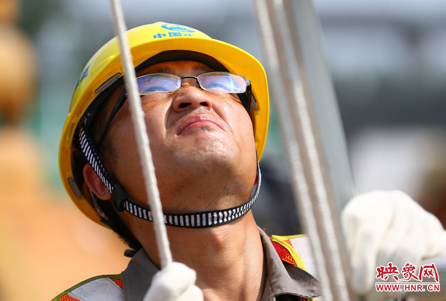 酷暑下，工人師傅的每一個(gè)動(dòng)作都消耗著大量的體力