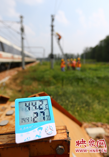 剛開(kāi)始工作20分鐘，戶外溫度已經(jīng)達(dá)到44.2℃