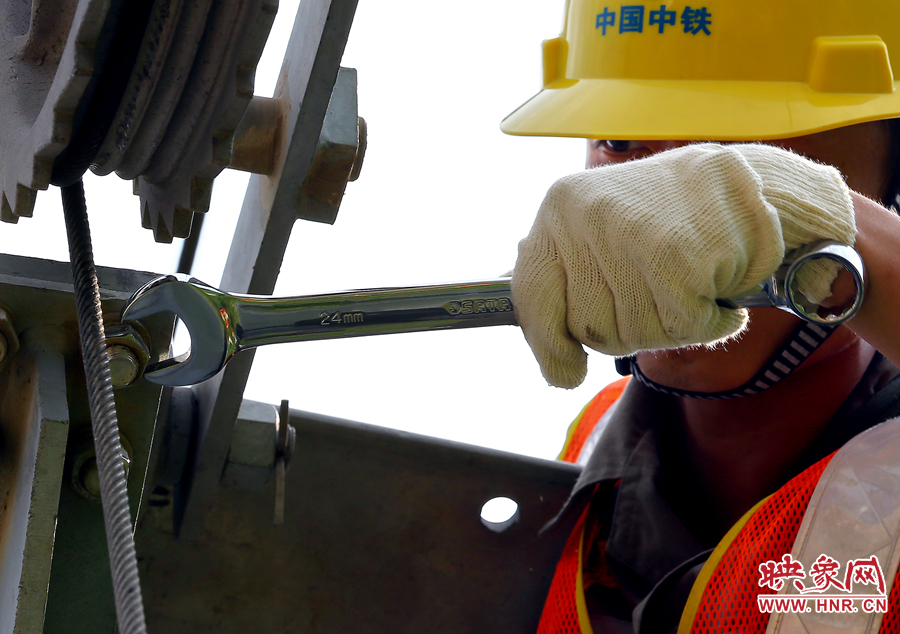 雖然備受高溫的煎熬，但是工作卻是一絲不茍