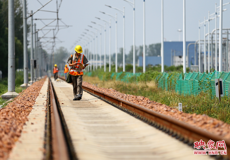 在前往下個(gè)檢修點(diǎn)的路上，還不忘查看工作單