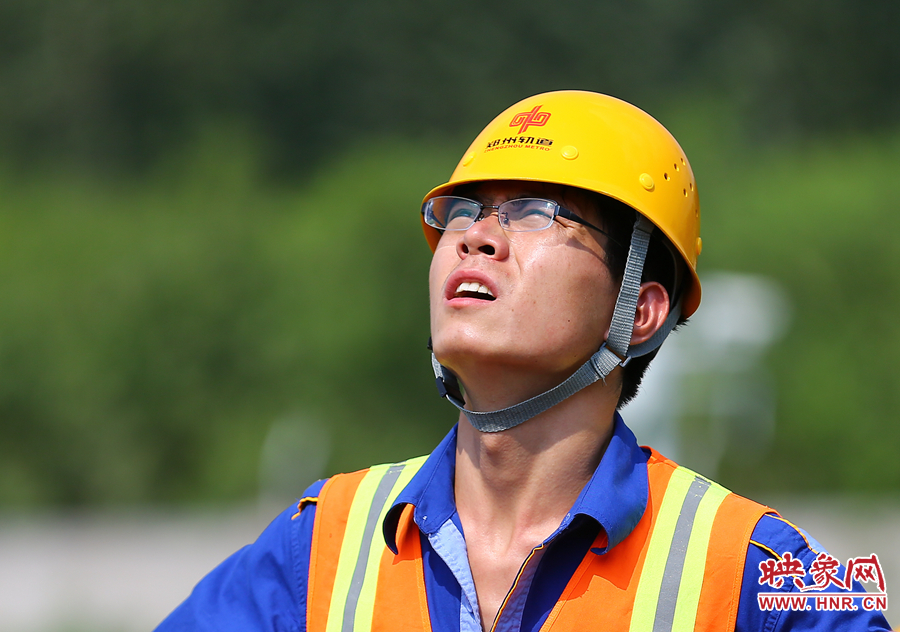 在直射的陽(yáng)光下，工作人員只能瞇著眼睛觀察施工情況