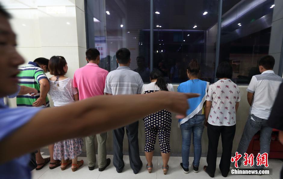 7月24日晚,南京警方將抓獲的以福建、江西、河南、湖北、黑龍江等多個(gè)外省市的涉及傳銷人員集中帶回。