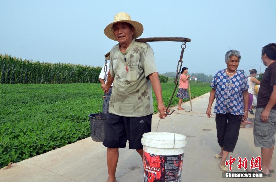 每天排隊取水，廢水循環(huán)使用已成為該村老少的生活習(xí)慣。