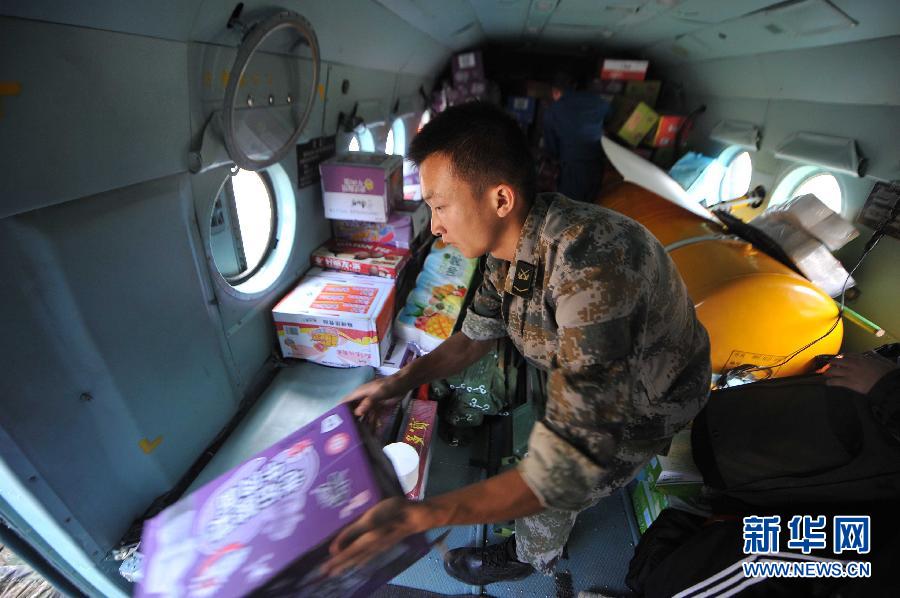  8月5日，在魯?shù)榭h龍頭山鎮(zhèn)，部隊官兵從直升機上卸載救災(zāi)物資。