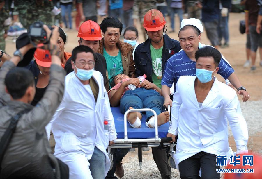 8月5日，在魯?shù)榭h龍頭山鎮(zhèn)，醫(yī)護人員準(zhǔn)備將傷員轉(zhuǎn)運到直升機。