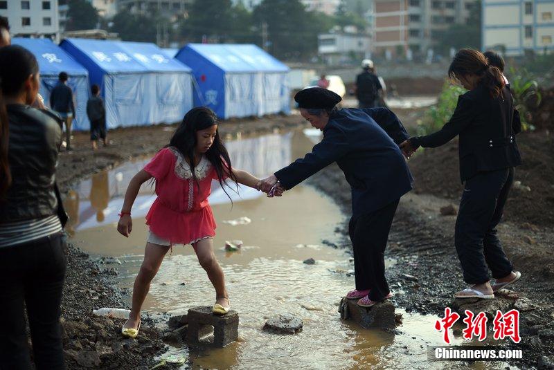 2014年8月6日，云南魯?shù)辇堫^山災(zāi)區(qū)，民眾暫居帳篷。