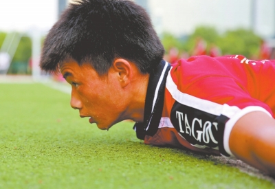 　南京天氣炎熱，地表溫度有時達到40℃以上，烈日下孩子們的衣服濕了又干、干了又濕。