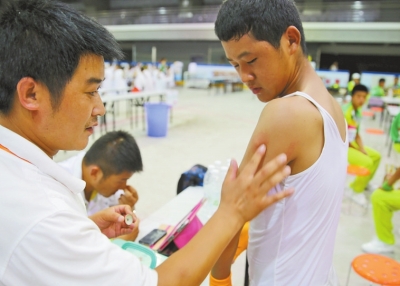 　南京天氣炎熱，地表溫度有時達到40℃以上，烈日下孩子們的衣服濕了又干、干了又濕。