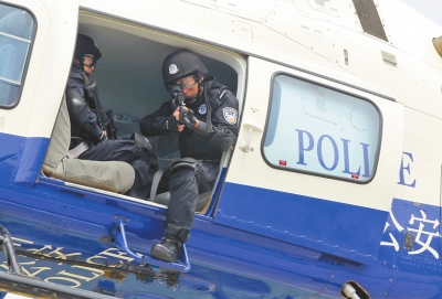 遇緊急情況，機載狙擊手可實施對地打擊。