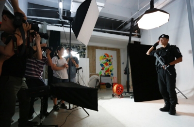 拍起大片來，特警也是一絲不茍。