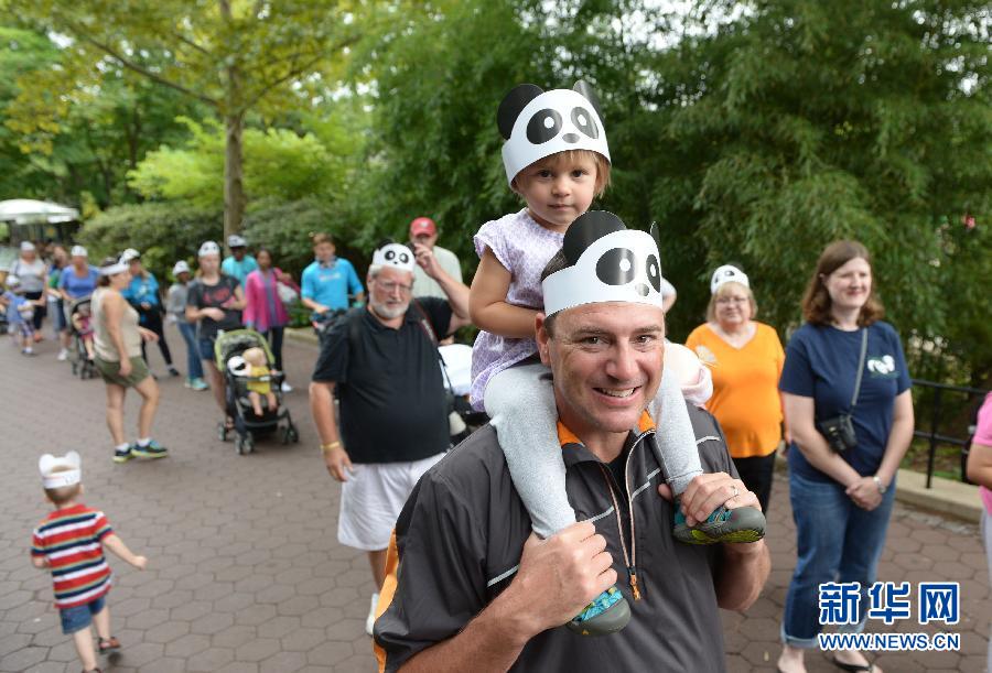 8月23日,在美國(guó)華盛頓的國(guó)家動(dòng)物園,人們排隊(duì)參加大熊貓“寶寶”的慶生活動(dòng)。