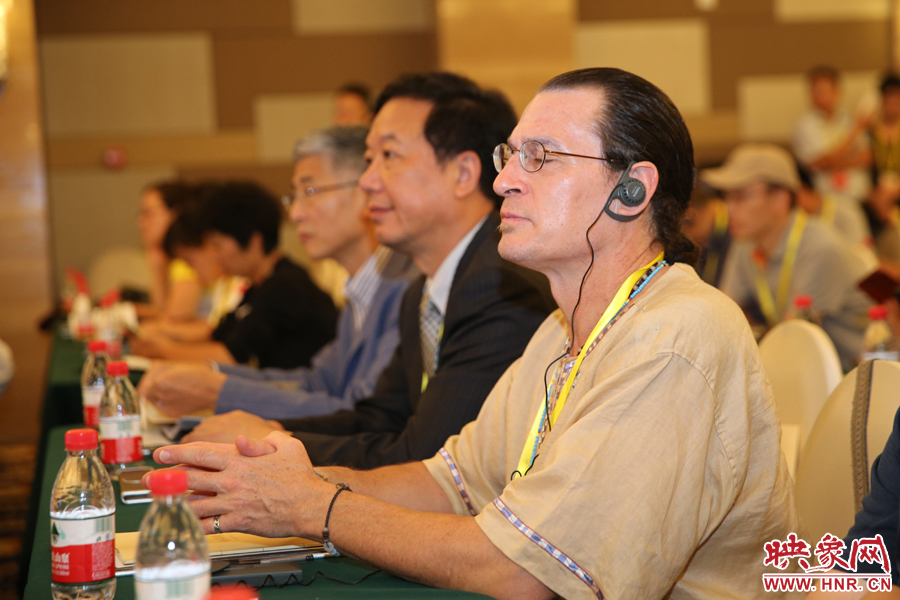 身著特色服飾的外國(guó)嘉賓。