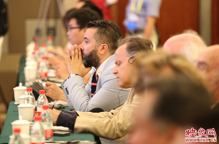 認(rèn)真聽(tīng)講的外國(guó)嘉賓。