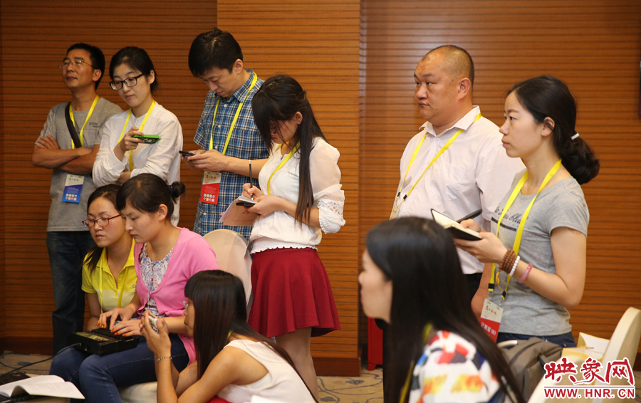  媒體記者集中采訪專(zhuān)家學(xué)者。