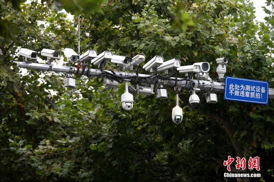 青島現(xiàn)最牛監(jiān)視設(shè)備 一根桿上架有19個(gè)探頭 青島現(xiàn)最牛監(jiān)視設(shè)備 一根桿上架有19個(gè)探頭