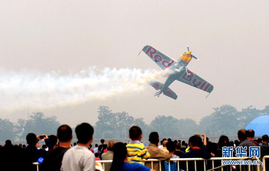 　9月13日，特技隊(duì)員在進(jìn)行空中飛行表演。