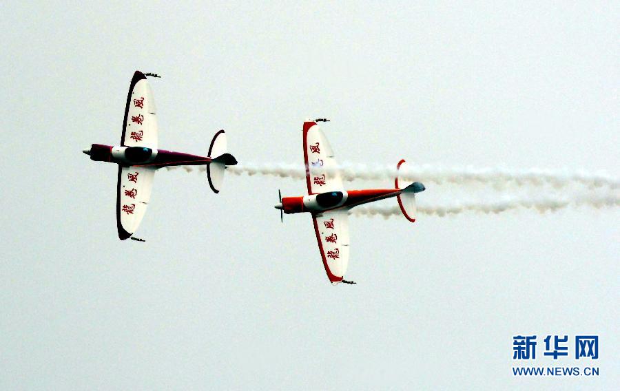 9月13日，特技隊(duì)員在進(jìn)行空中飛行表演。